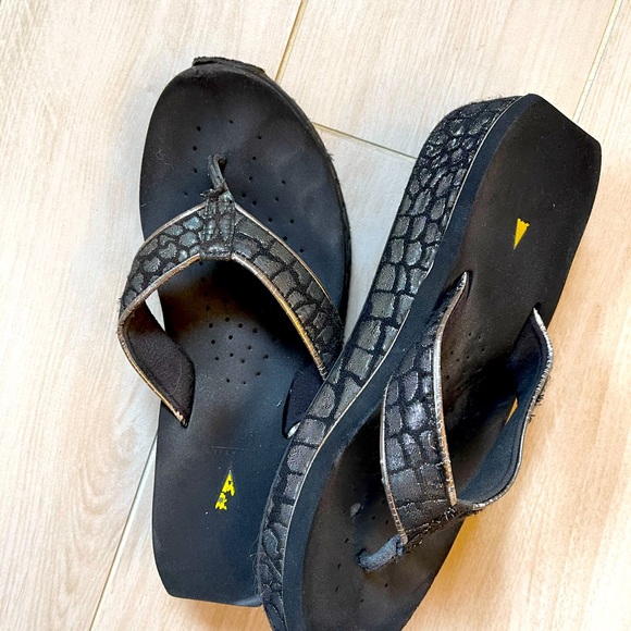 Volatile croc embossed fabric upper slides